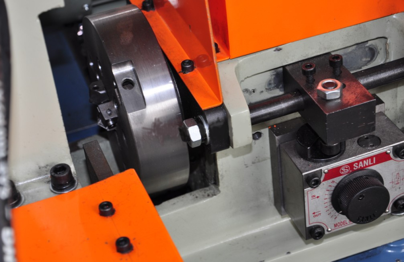 Automatic single head tube end deburring machine: tube clamped with the control valve