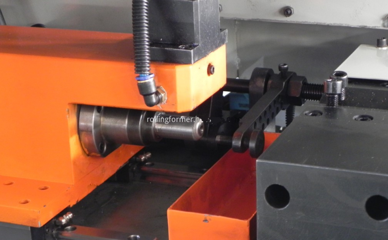 Aluminium profile punching machine: punch head and profile close-up