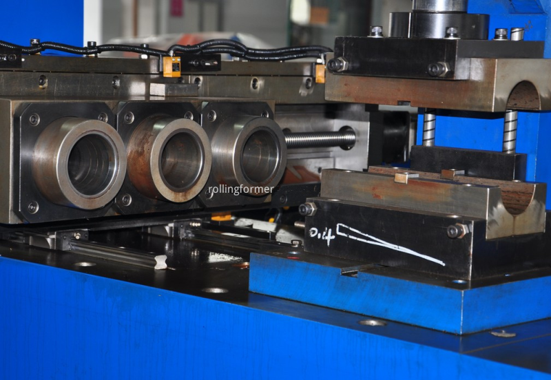 Pipe diameter reducing tool: die head with reducing dies