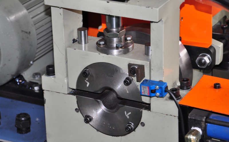 Automatic single head tube end deburring machine: deburring head with the tube clamped in the chuck