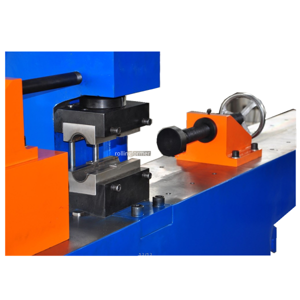 Tube diameter reducing machine: pipe end clamped in the reducing die