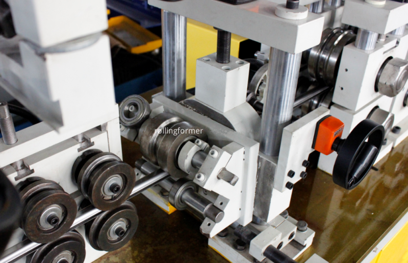 Exhaust band clamps bending machine: forming rollers close-up