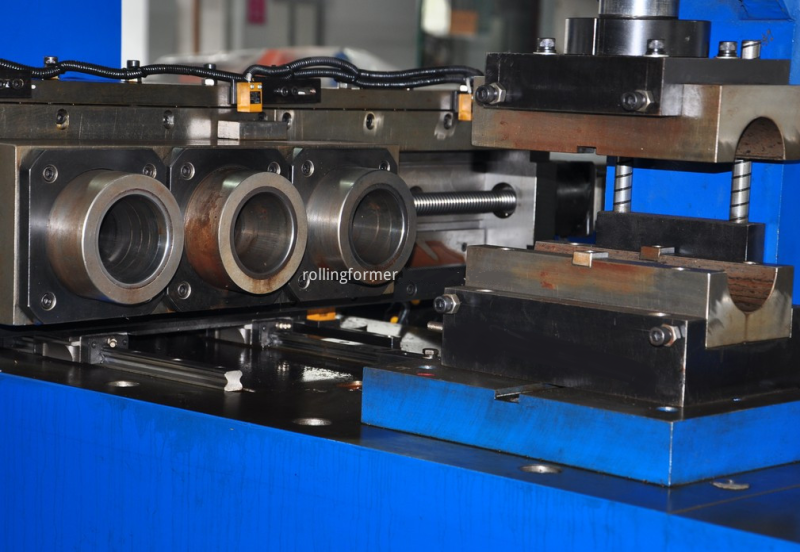 Tube end working machine: die head with reducing dies