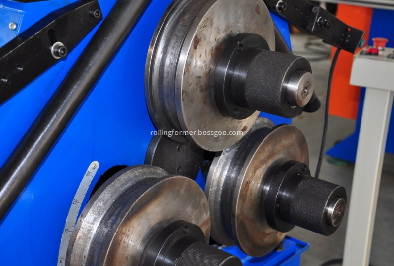 Angle rolls bending machine: bending rolls close-up