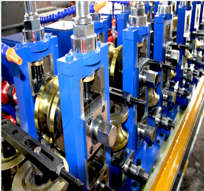 Welded square pipe machine: forming stand with rolls and adjustment shafts