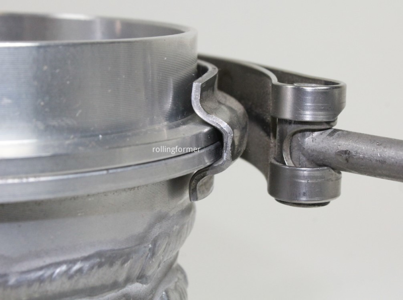 High precision exhaust band clamps bending machine: V-band clamp fitted on the pipe