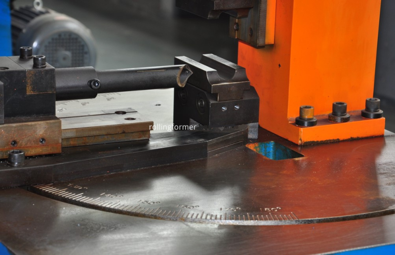 Aluminium profile punching machine: rotary table with the profile in the die
