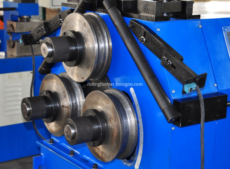 Angle rolls bending machine: rolls and the bar being bent