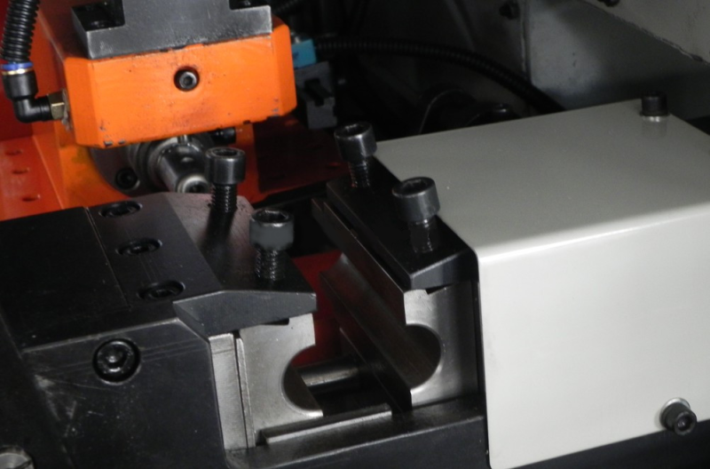 Bilateral arc cutting machine: cutting station with the tube in the die