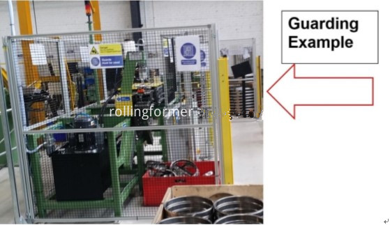 Exhaust band clamps bending machine: guarding example on the drive unit