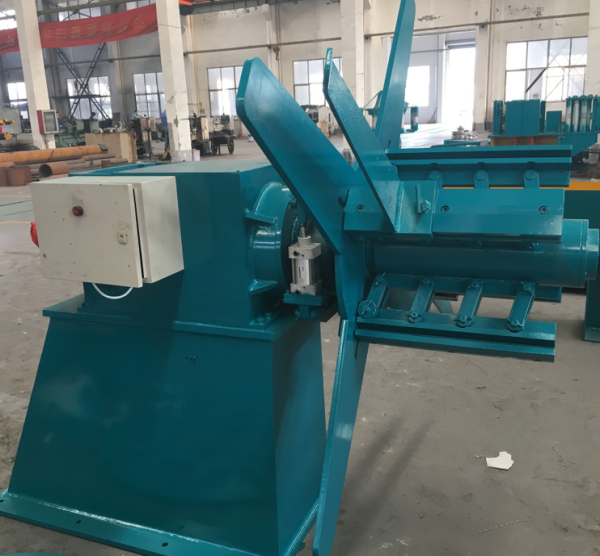 Decoiler for welded pipe forming machine: mandrel and base unit