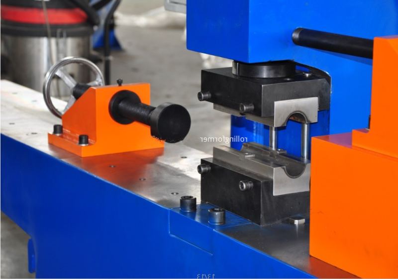 Pipe diameter reducing tool: pipe clamped in the die fixture