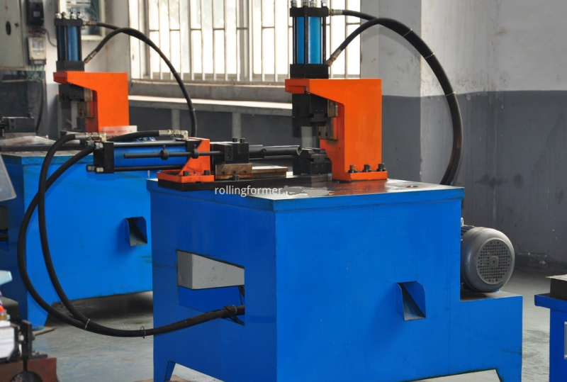Bilateral arc cutting machine in the workshop