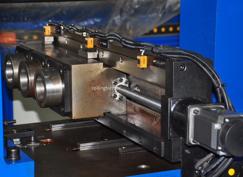 Pipe diameter reducing machine: three forming rollers on the machine frame