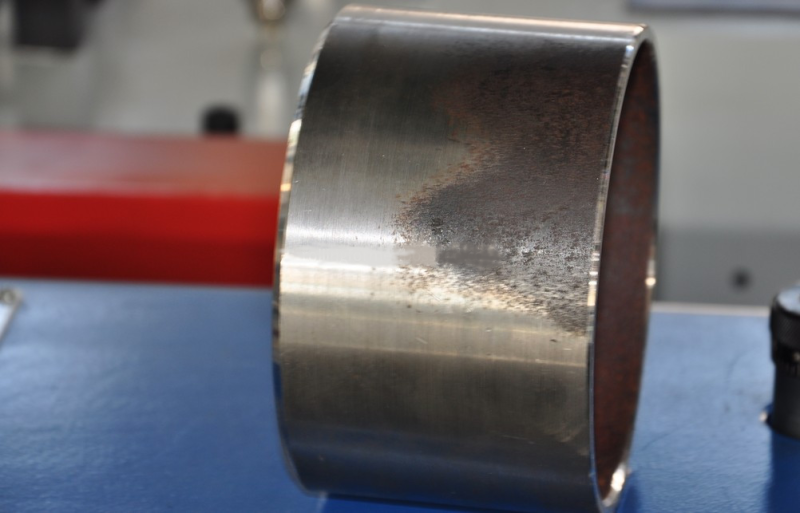 Automatic single head tube end deburring machine: deburred workpiece close-up