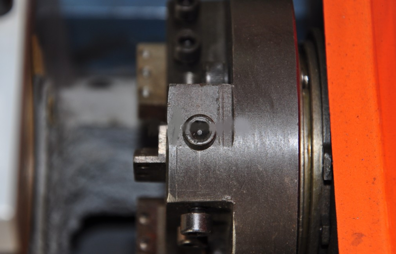Automatic single head tube end deburring machine: rotating cutter head close-up