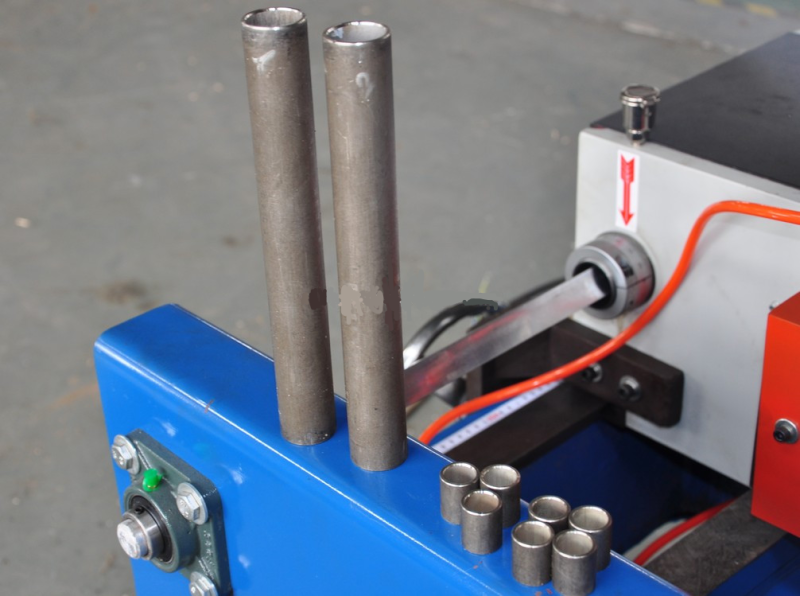 Automatic single head tube end deburring machine: tubes held in the fixture