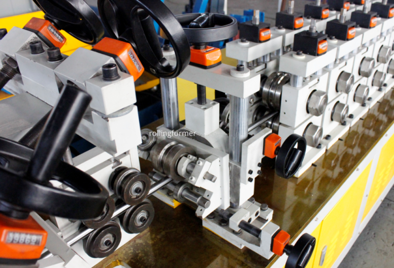 Exhaust band clamps bending machine: forming rolls and strip close-up