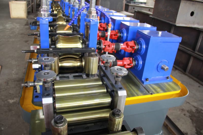 HG32 welded pipe machine: forming rollers and adjustment handwheels