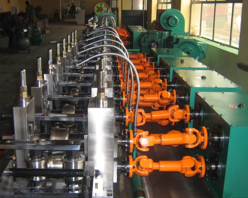 Cold roll forming welding mill: roll forming line in the workshop