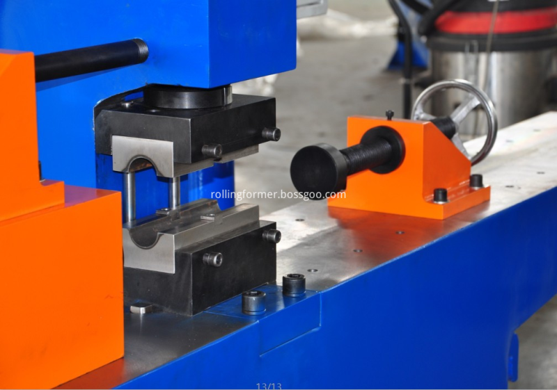 Tube end working machine: pipe clamped in the die fixture