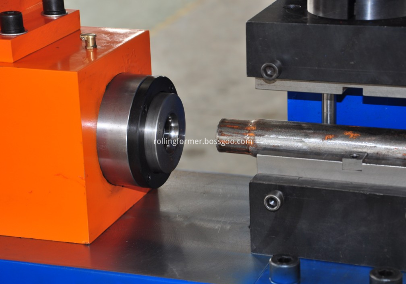 Tube end working machine: pipe end in the chuck