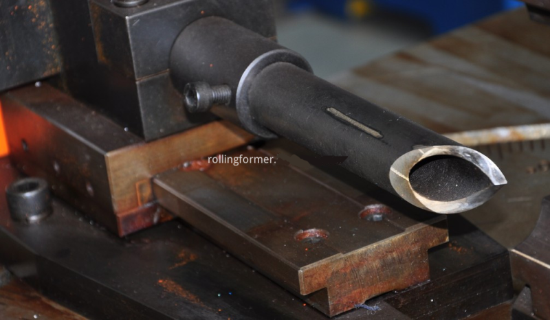Aluminium profile punching machine: tube end in the notching fixture