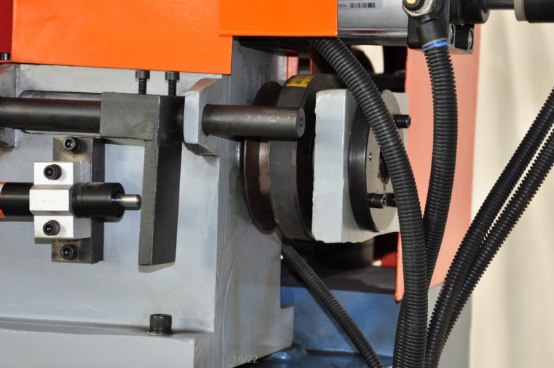 Automatic single head tube end deburring machine: chuck and drive unit