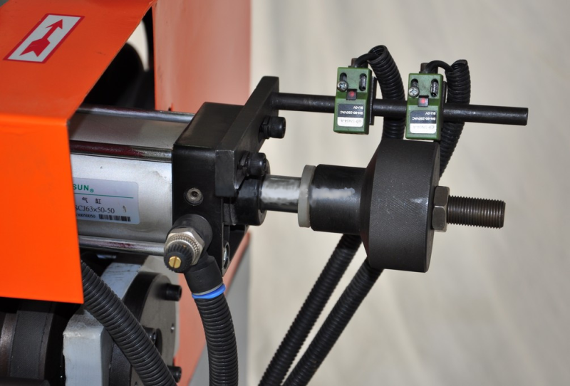 Automatic single head tube end deburring machine: clamping cylinder and tube in the machine