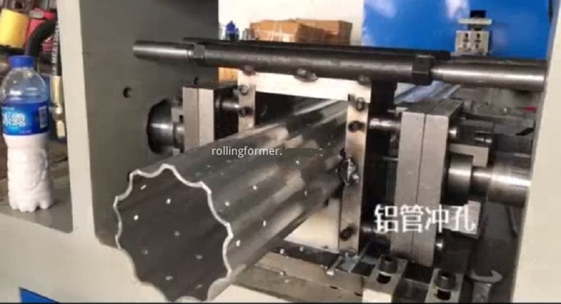Double station holes profile channel punching machine: aluminium profile punching close-up