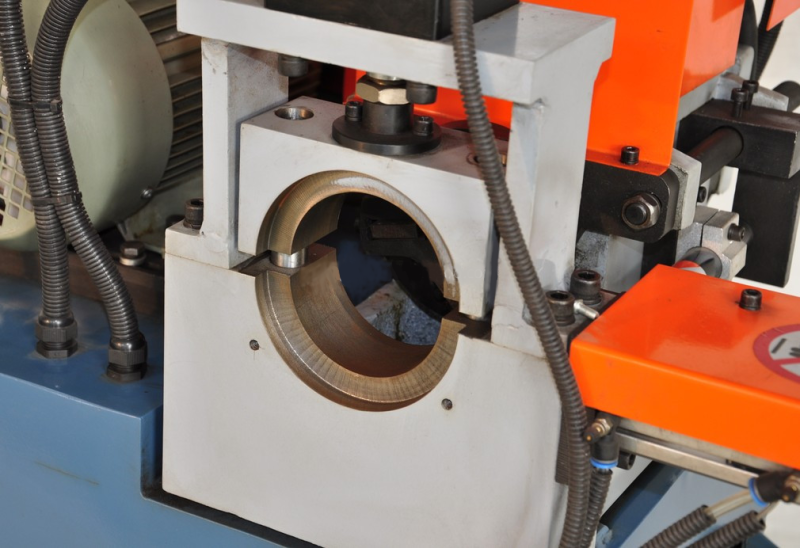Automatic single head tube end deburring machine: tube end in the work head