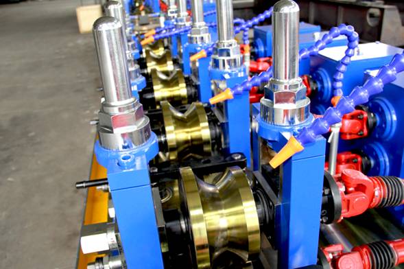 Forming rolls with metal strip in a tube mill