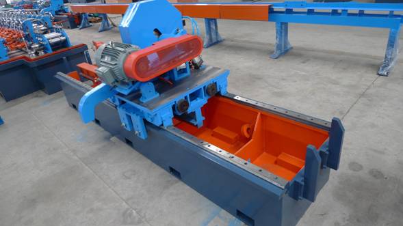Cut-to-length section of a welded pipe making machine