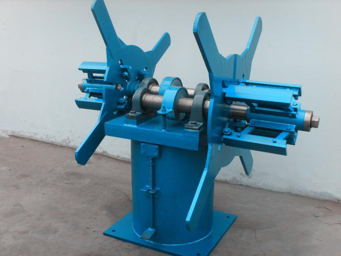 Decoiler for welded pipe forming machine: double-arbor decoiler