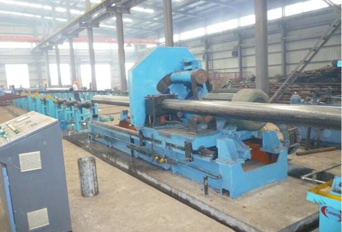 Tube making machine: pipe handling unit in the workshop
