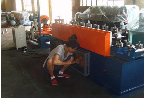 Straight seam HF ERW pipe mill: operator at the welding section