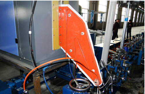 Straight seam HF ERW pipe mill: welding head with the strip passing through the clamp