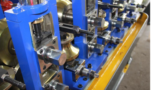Steel welded tube roll forming machine: forming stand with rolls and adjustment shafts