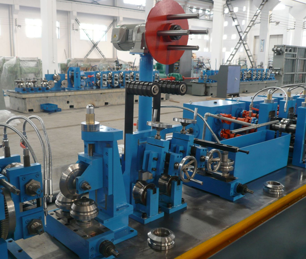 Welded tube mill: welding and sizing unit in the workshop
