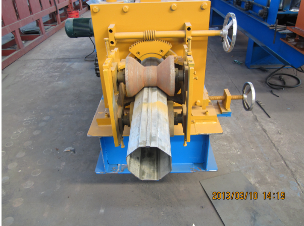 Octagonal pipe roll forming machine: forming roll unit with the pipe
