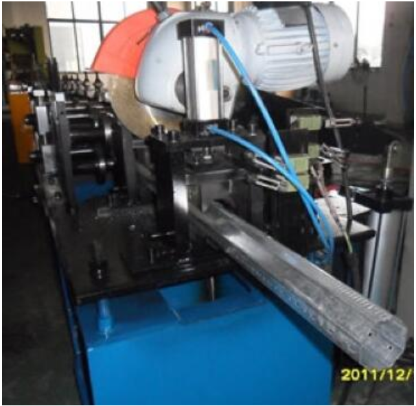 Octagonal pipe roll forming machine: cutting and forming unit