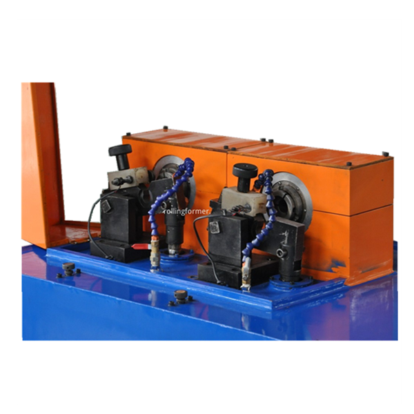 Tube closing machine: forming heads with hydraulic hoses