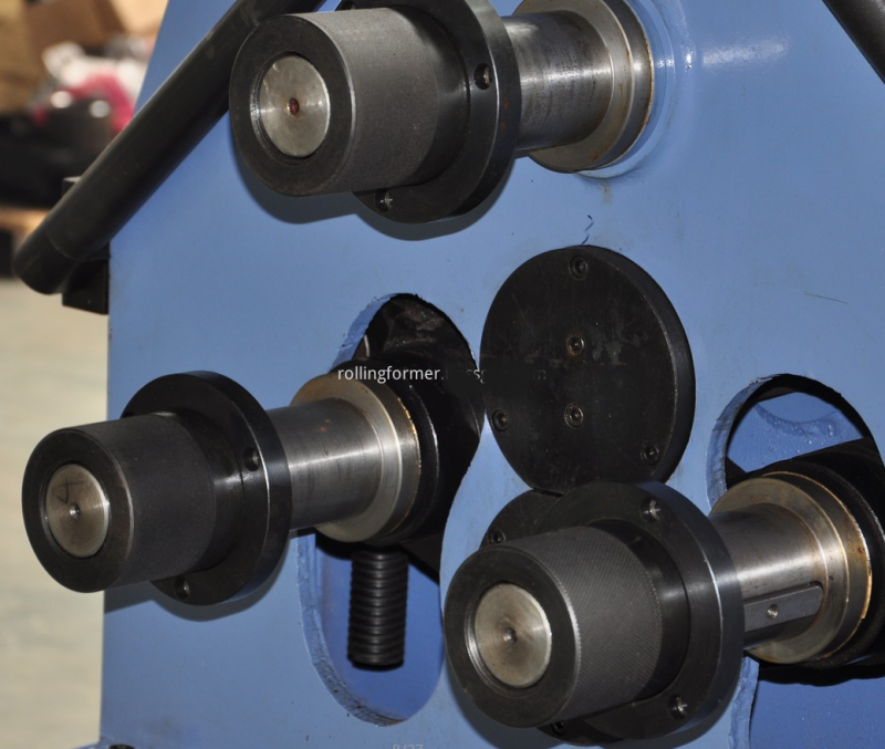 3 rolls bending machine for tube: roll arrangement close-up