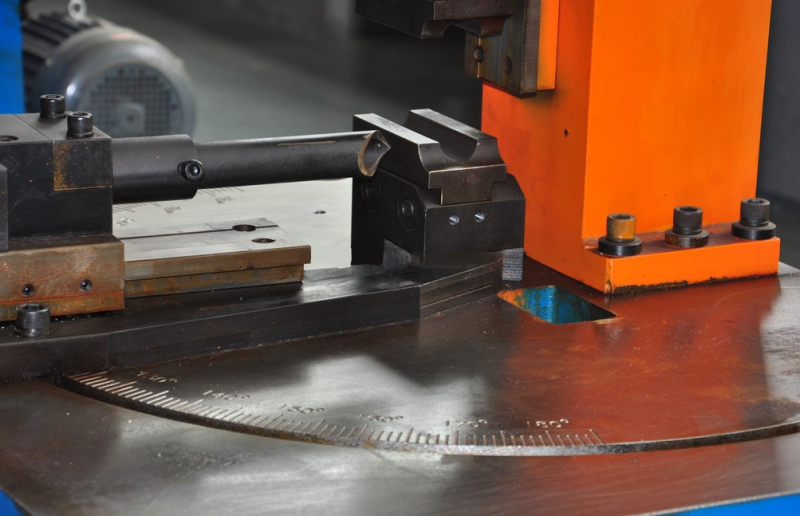 Bilateral arc cutting machine: cutting station on the rotary table