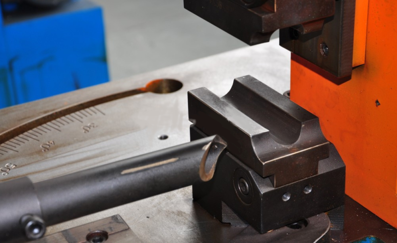 Bilateral arc cutting machine: cutting head and tube close-up