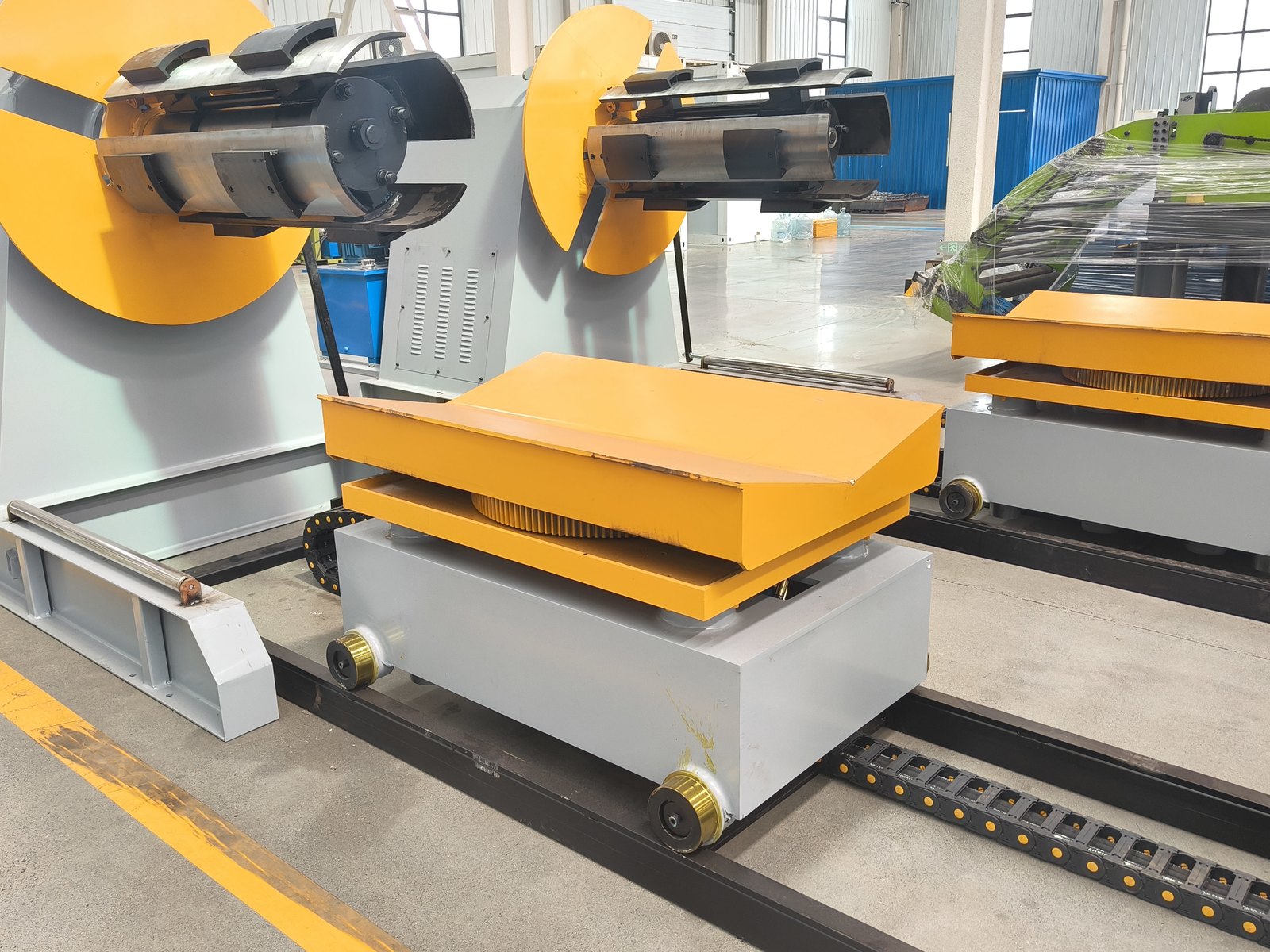 Decoiler mandrel and coil car on the assembly floor