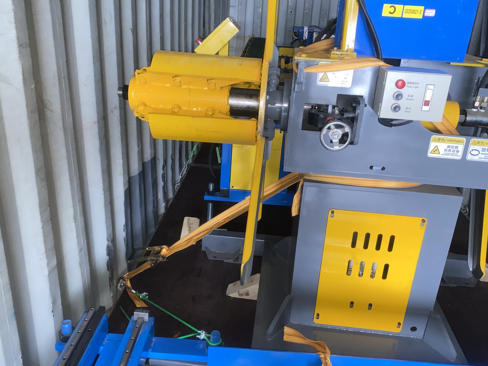 Machine head and control box of a forming unit during container loading