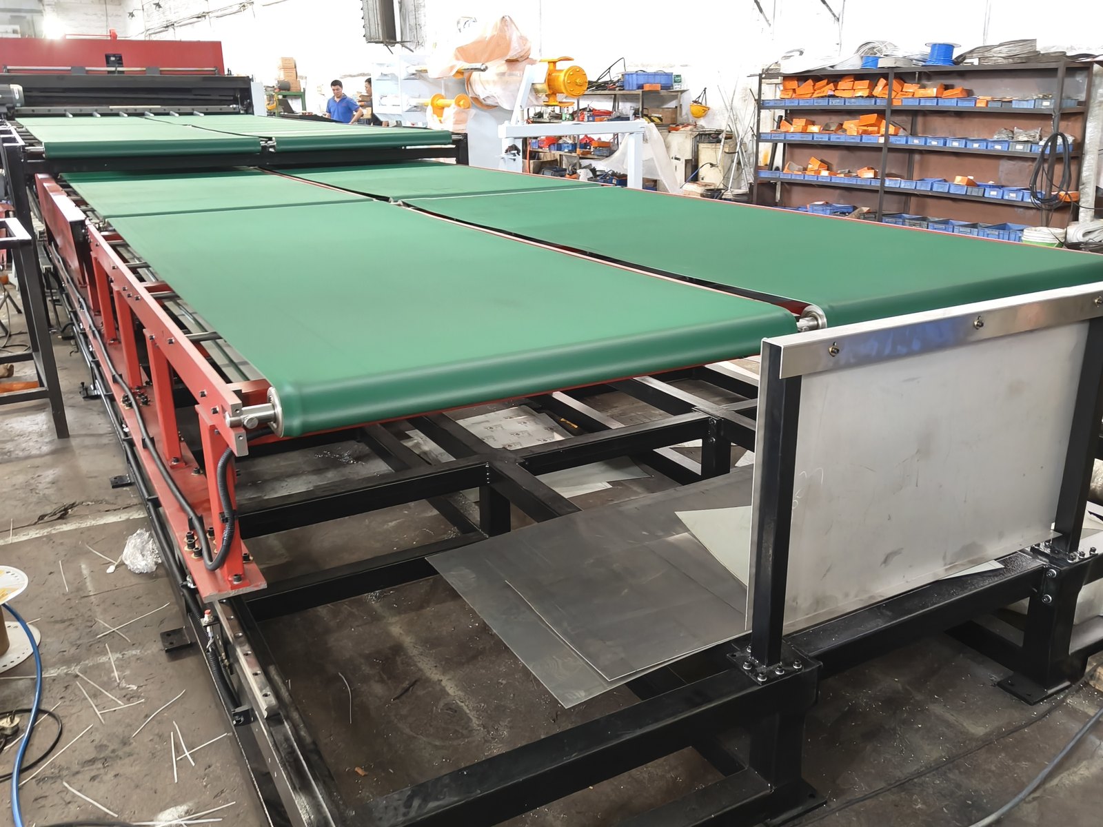 Cut-to-length line: shear and leveller frame with the outfeed belt