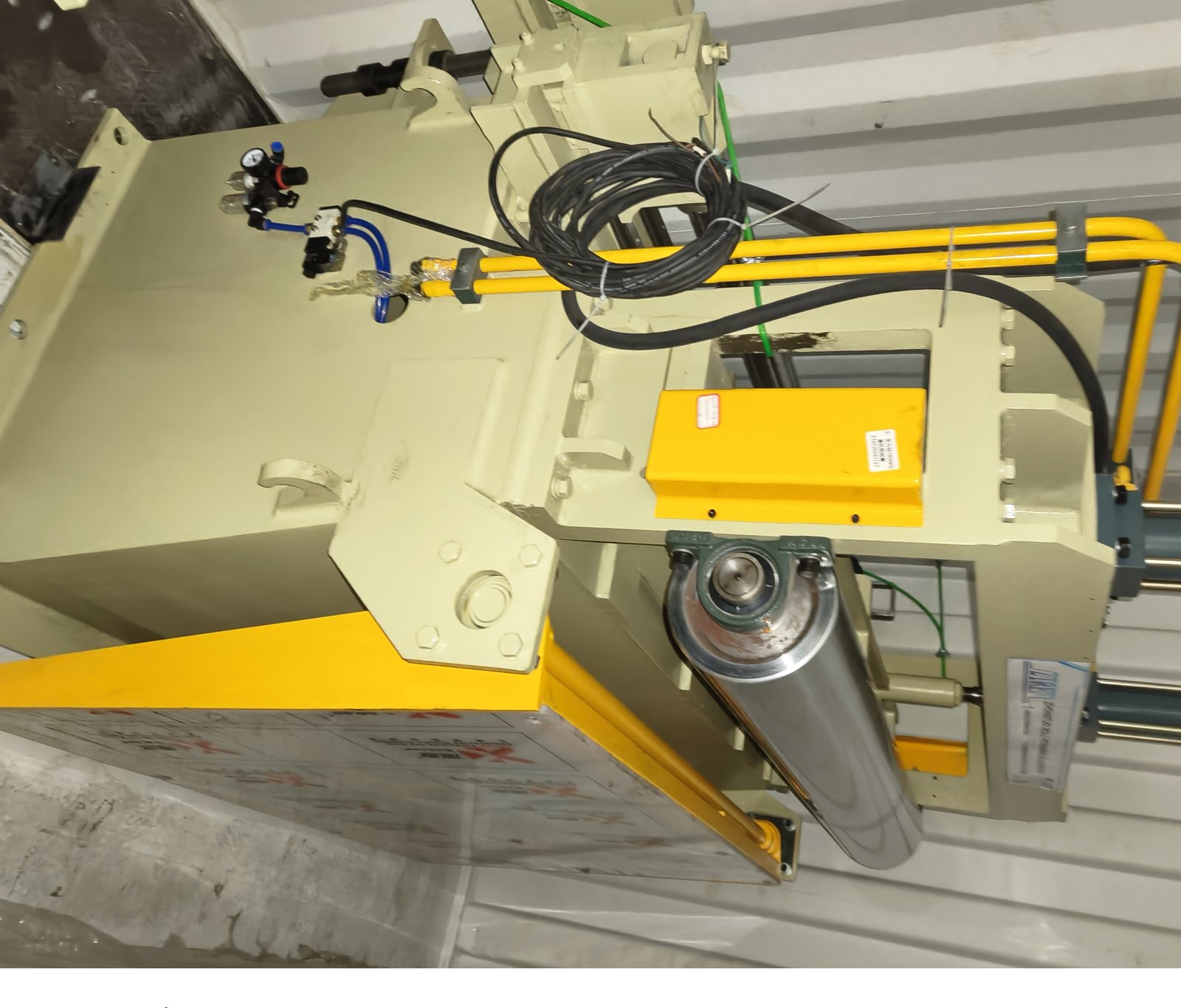 Hydraulic unit with its cylinder secured inside a shipping container