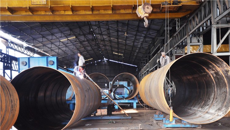 Spiral welded pipe making machine